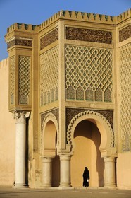 Maroc, Meknès, ville impériale, médina classée Patrimoine Mondial de l' UNESCO, une des tours de la porte Bab el Mansour entre la cité impériale et la médina sur la place el Hédime ou Lahdim
