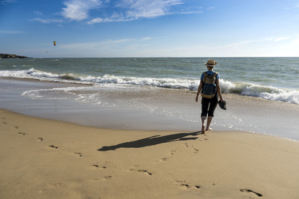 France, Vendée (85), Talmont-Saint-Hilaire, la Pointe du Payré, randonneur sur la plage du Veillon