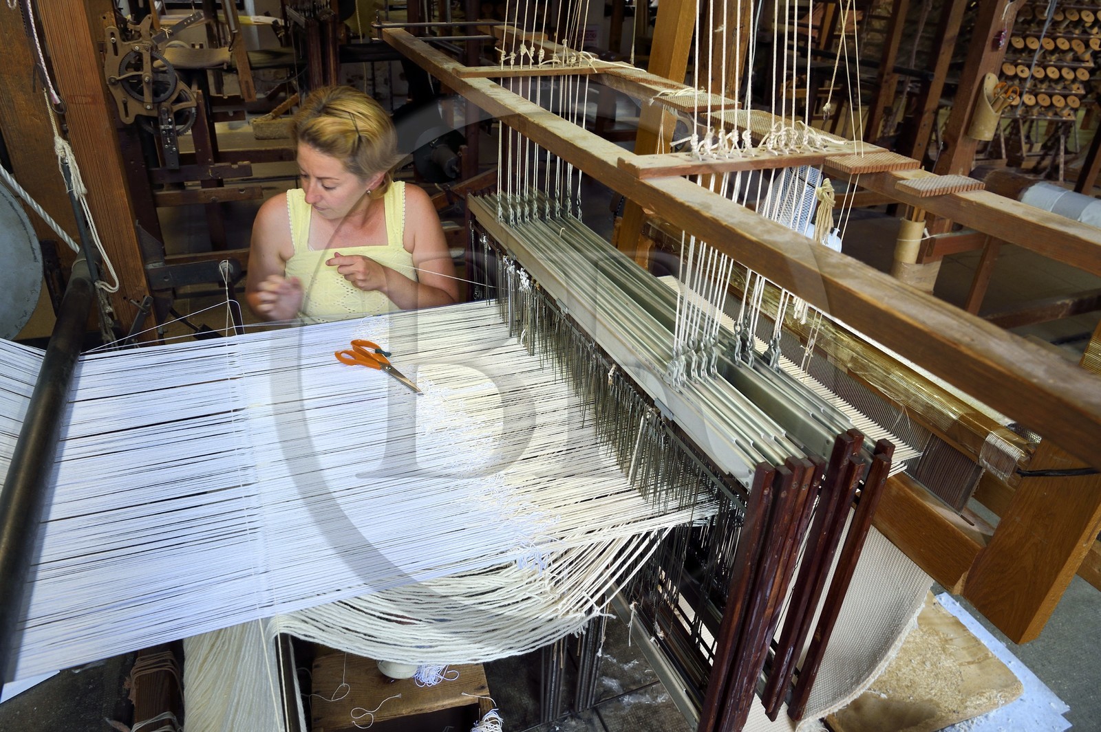 France, Var (83), Presqu'Ile de Saint-Tropez, Cogolin, la Manufacture Cogolin fabrique des tapis depuis 1924, la plupart sont tissés par lés sur des métiers Jacquard à bras du XIXème siècle, nouage