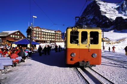Suisse, région de Bern (Oberland Bernois), train à crémaillère montant à la Jungfrau à Kleine scheidegg (2061m)
