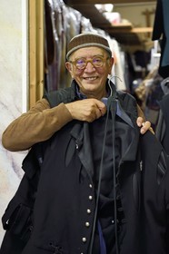 France, Haute-Loire (43), Le Puy-en-Velay, Théatre de l'Alauda, le metteur en scène et créateur de la fête du Roi de l’Oiseau Jean-Louis Roqueplan dans la salle des costumes