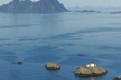 Norvège, Nordland, phare de Moholmen au large des Iles Lofoten (vue aérienne)