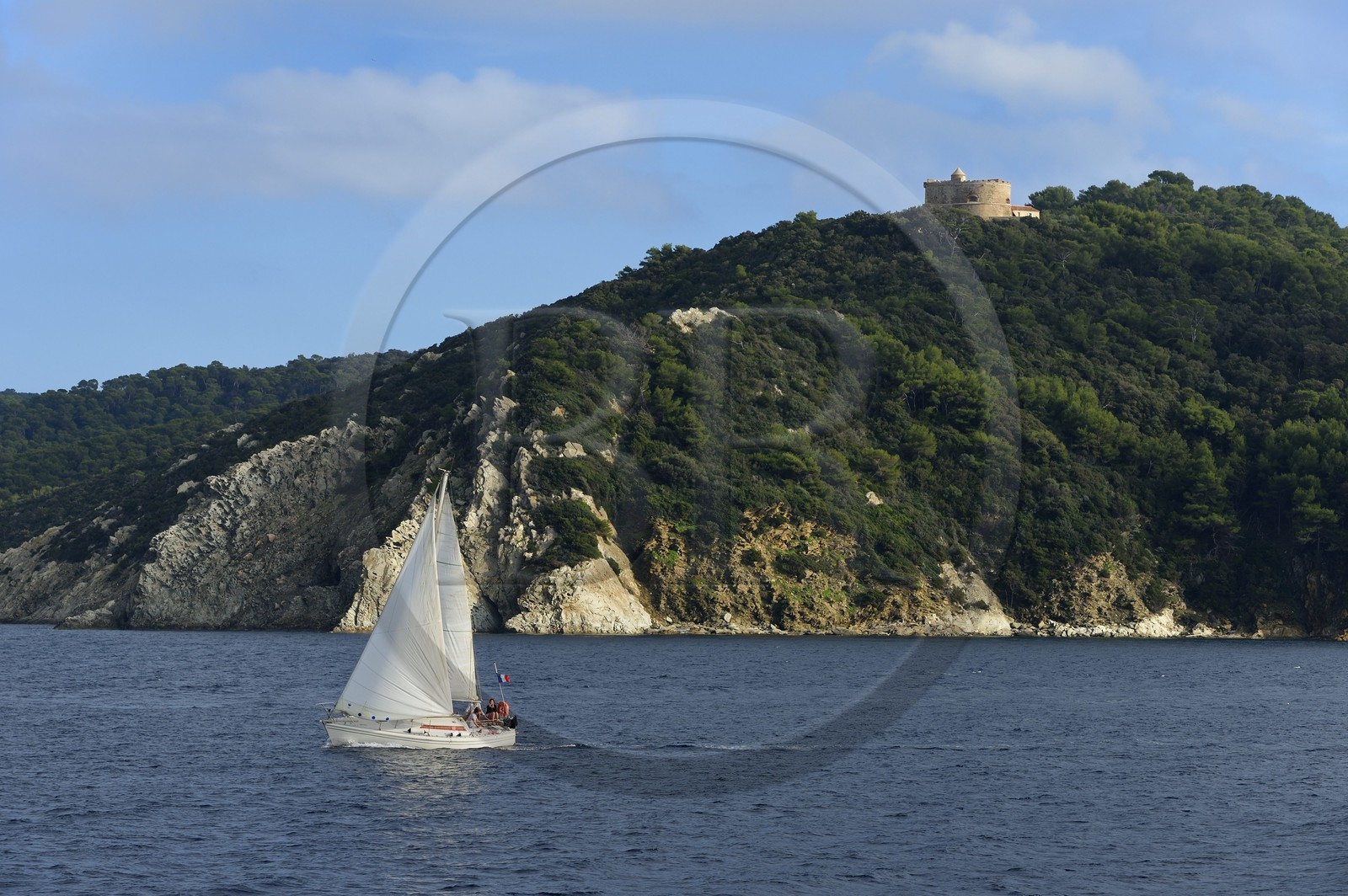 France, Var (83), Iles d'Hyères, parc national de Port Cros, Ile de Port-Cros, voilier passant sous le Fort de L'Estissac sur la côte nord à la pointe du Miladou
