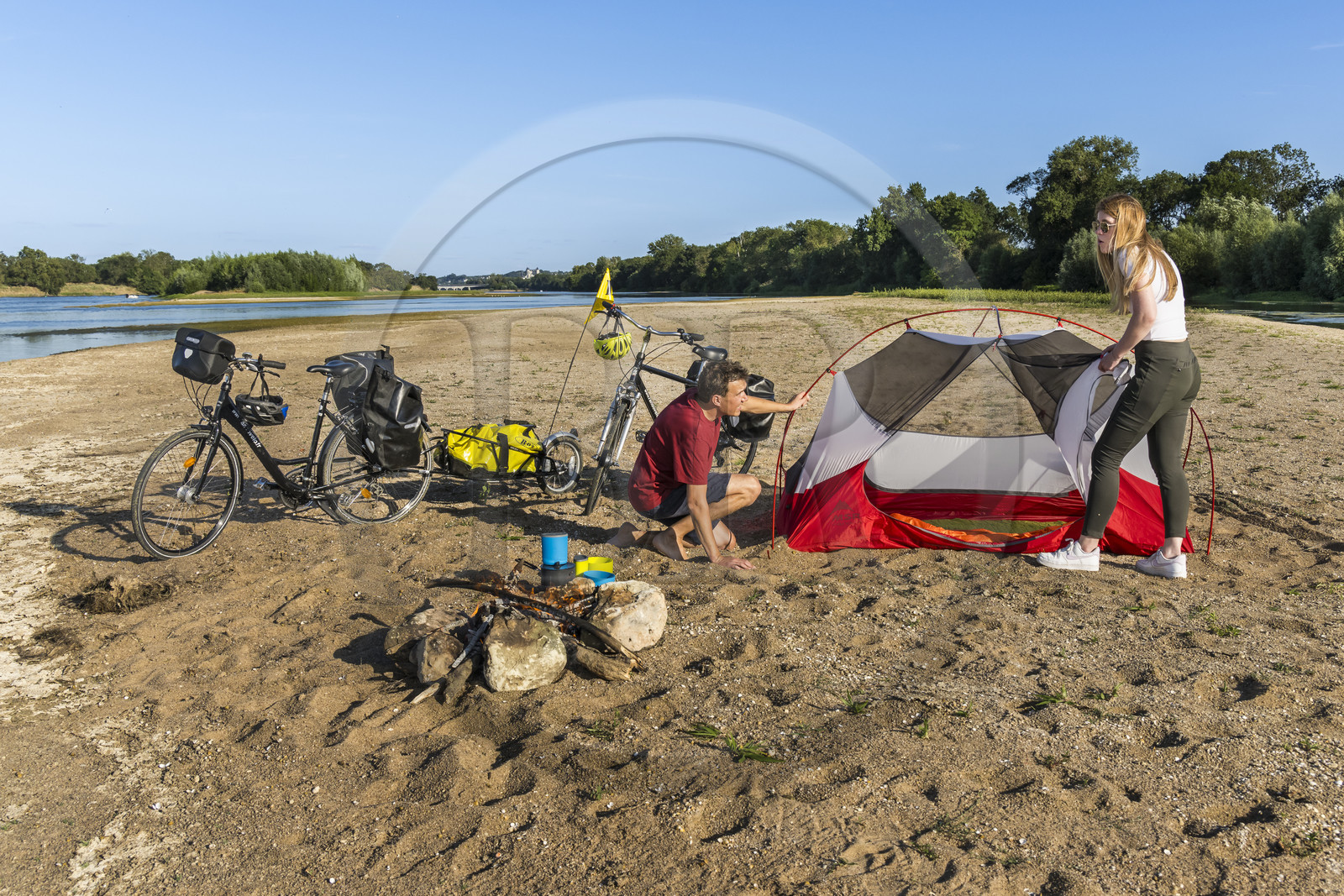 France, Maine-et-Loire (49), vallée de la Loire classée au Patrimoine Mondial par l'UNESCO, Saumur vers Saint-Hilaire, randonnée à bicyclette le long des berges de la Loire, installation du campement pour la nuit sur un des bancs de sable formant des îles sur la Loire