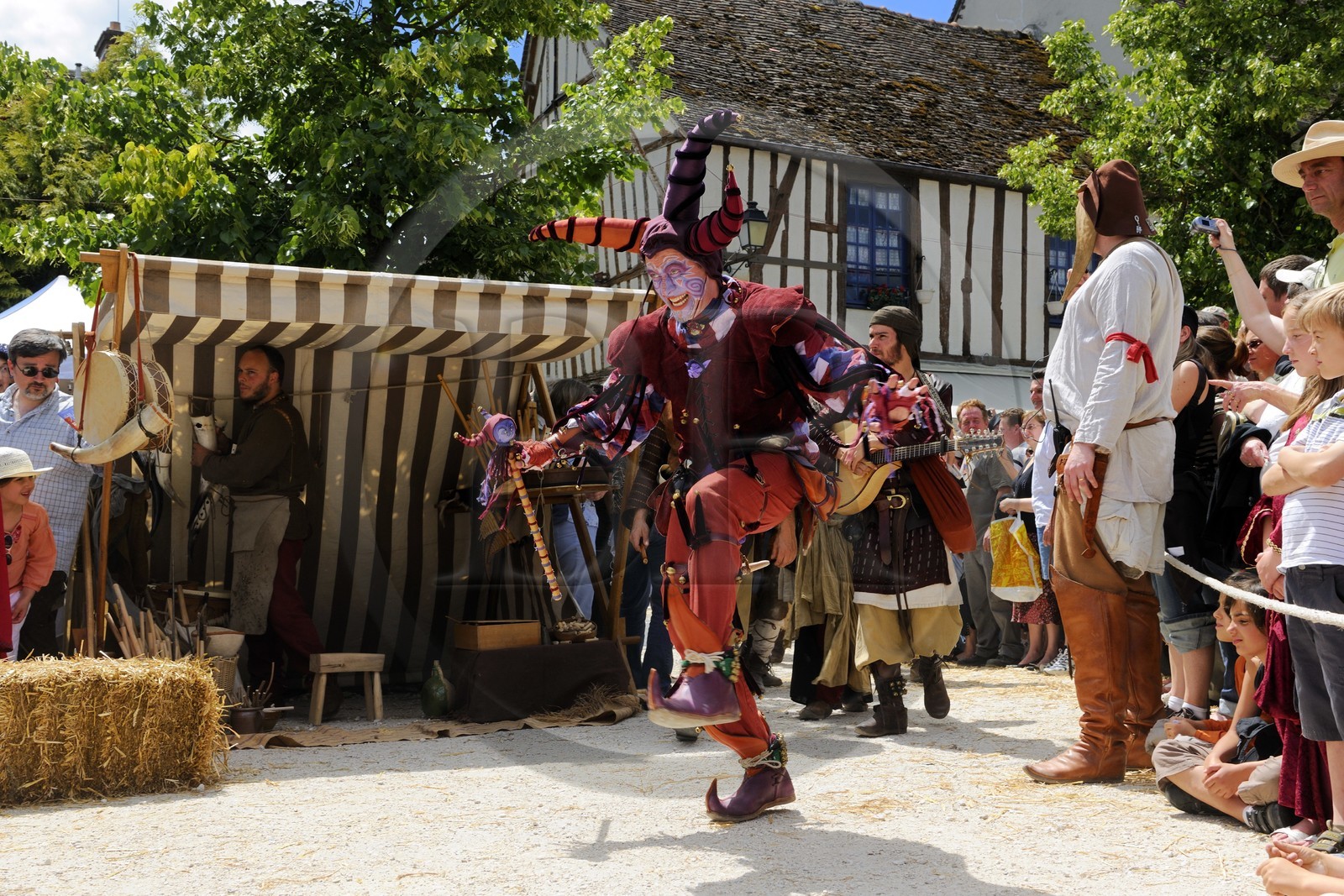 France, Seine et Marne (77), Les Médiévales de Provins, ville classée Patrimoine Mondial de l'UNESCO, place du Châtel, entrée du Fou Gueux (www.le-fou-gueux.com)