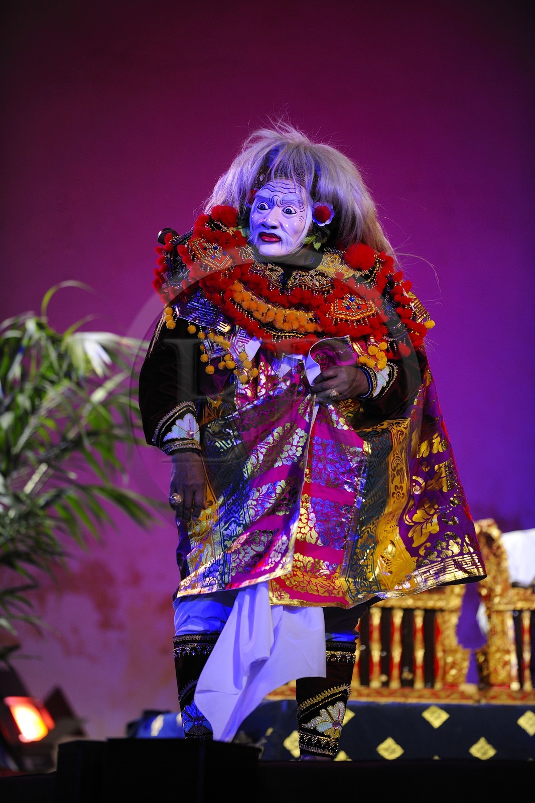 Maroc, Moyen Atlas, Fès, ville impériale, Porte Bab Makina, le festival de Musiques Sacrées du Monde, danse et chant traditionel de Bali par l'ensemble Panti Pusaka Budaya