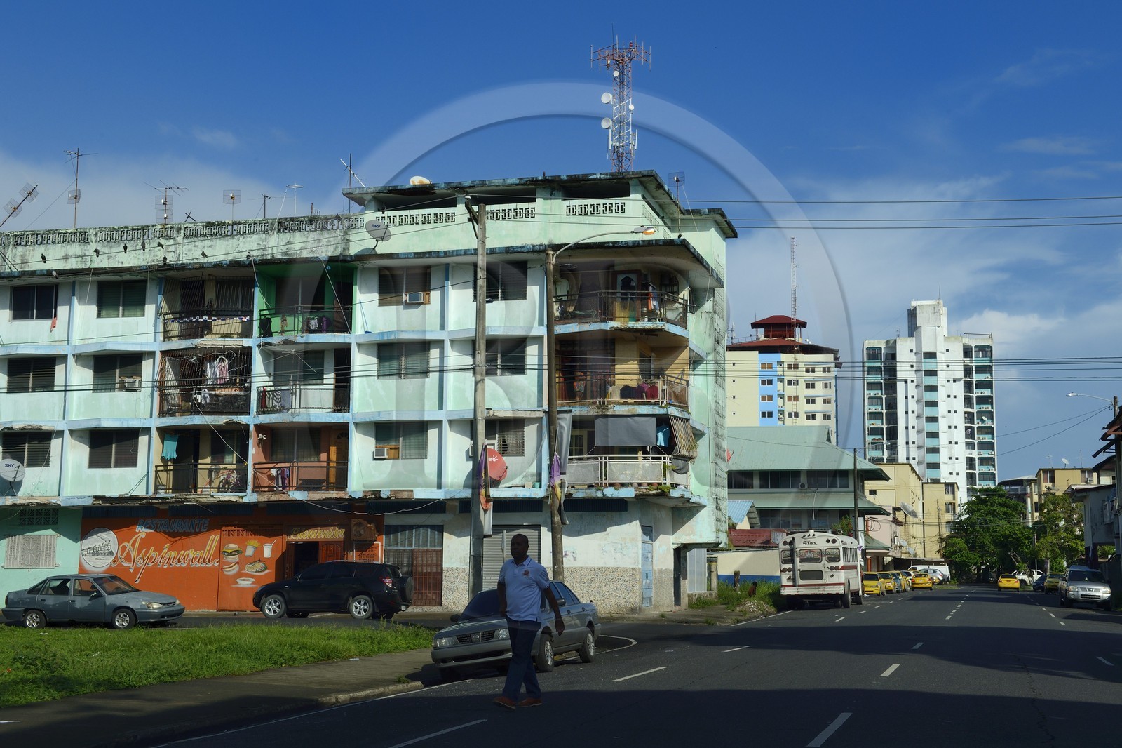 Panama,  province de Colon, ville de Colon, une des nombreuses maisons non entretenues du centre ville sur l'avenida Amador Guerrero