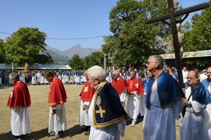 France, Haute-Corse (2B), région du Niolu (Niolo), Casamaccioli, fête de la Santa du Niolu où l'on célèbre la Nativité de la Vierge, procession des membre des confréries religieuses, la granitula où les confrères forment une spirale qui se noue puis se dénoue en un mouvement complexe