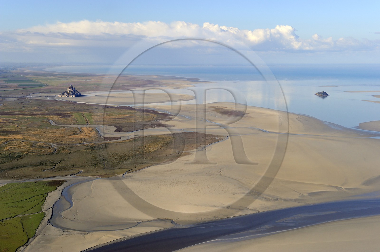 France, Manche (50), Baie du Mont-Saint-Michel, classée Patrimoine Mondial de l'UNESCO, le Mont-Saint-Michel et Ile de Tombelaine à marée basse, l'embouchure de la rivière Sée et Sélune en premier plan (vue aérienne)