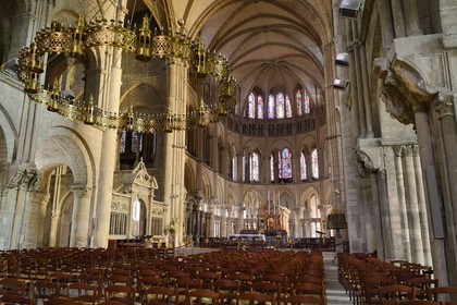 France, Marne (51), Reims, la basilique Saint-Rémi classée Patrimoine Mondial de l'UNESCO, construite aux alentours de l'An mil, la nef centrale avec la couronne de lumière et le tombeau de saint Rémi dans le chœur en arrière plan