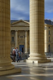France, Paris (75), les colonnes corinthiennes du fronton du  Panthéon, l'entrée de la Faculté de Droit en arrière plan