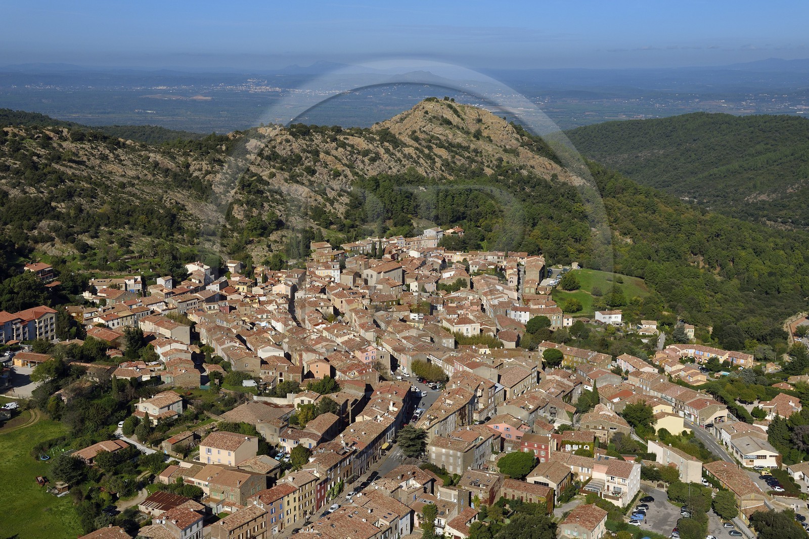 France, Var (83), Massif des Maures, La Garde Freinet (vue aérienne)