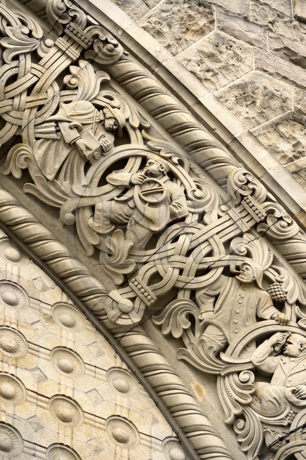 France, Moselle (57), Metz, quartier impérial, la gare de Metz, édifiée de 1905 à 1908 par l'architecte berlinois Jurgen Kruger est inscrite monument historique, fresque sur la facade principale qui est une allégorie des métiers des classes populaires