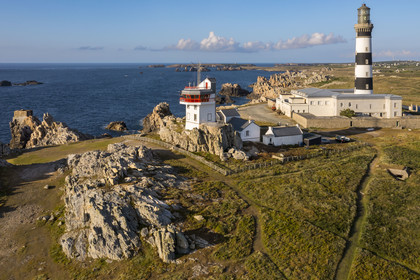 France, Finistère (29), Mer d'Iroise, Ile d'Ouessant, le phare du Créac’h et les rochers de la cote dechiquetée au Nord de l'Ile (vue aérienne)