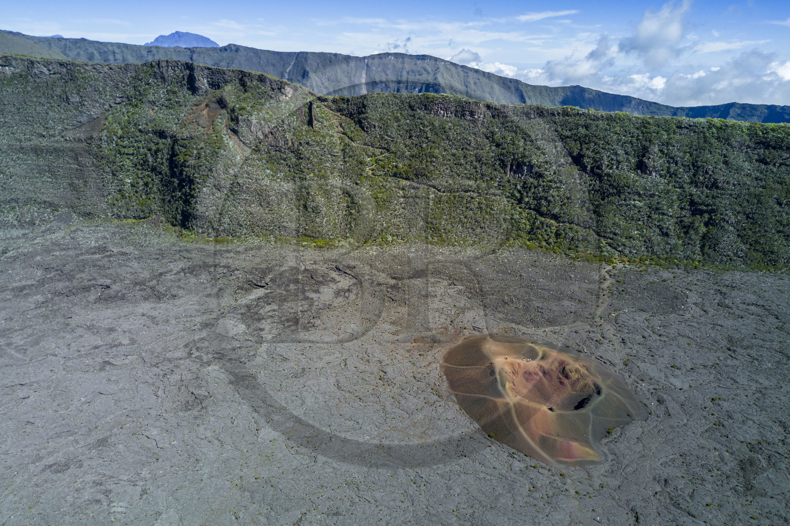 France, Ile de la Reunion, Parc National de la Réunion classé Patrimoine Mondial de l'UNESCO, volcan du Piton de la Fournaise, le cratère Formica Léo dans la caldera et les falaises du Pas de Bellecombe (vue aérienne)