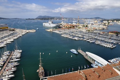 France, Var (83), Toulon, embarcadère de bateau-bus de la Station maritime quai Cronstadt sur le port civile, le Mistral (L9013) porte-hélicoptères amphibie de la Marine nationale française en arrière plan dans la base navale (Arsenal)