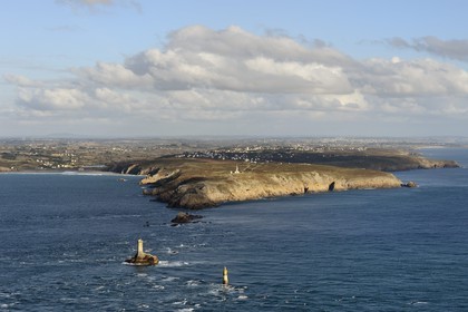 France, Finistère (29), Mer d'Iroise, Plogoff, le phare de la Vieille et la Pointe du Raz en arrière plan (vue aérienne)