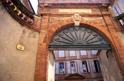 France, Tarn-et-Garonne (82), entrée d'un hôtel particulier a Montauban
