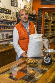 France, Côtes d'Armor (22), Paimpol, Christophe Lemaire du magasin d'épices La Cale Aux Epices rue des Huit Patriotes