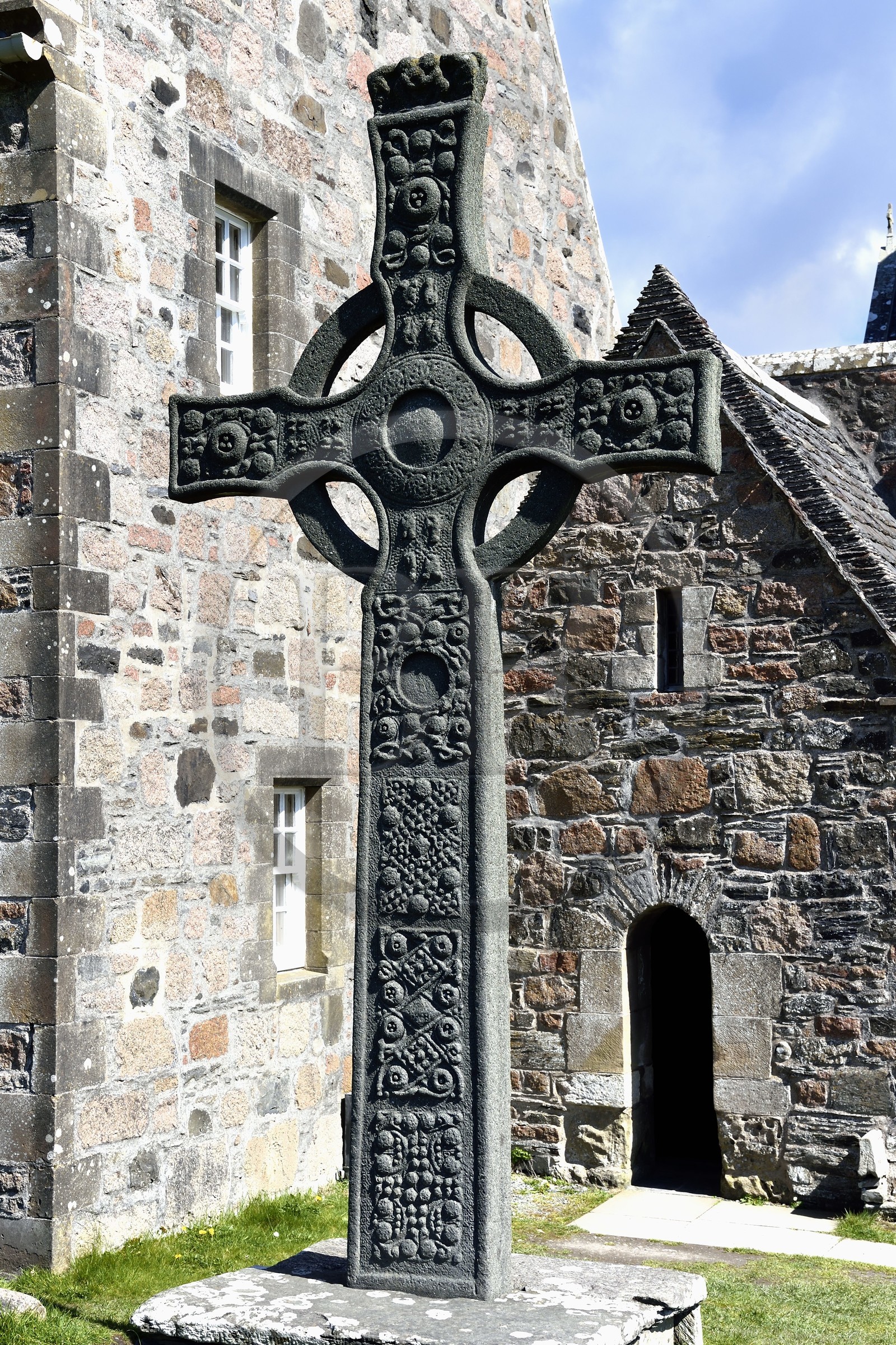 Royaume-Uni, Ecosse, Highland, Hébrides intérieures, Ile de Iona face à l'Ile de Mull, Croix de Saint-Jean (copie) devant l'abbaye d'Iona fondée par Saint Columba au VIème siècle