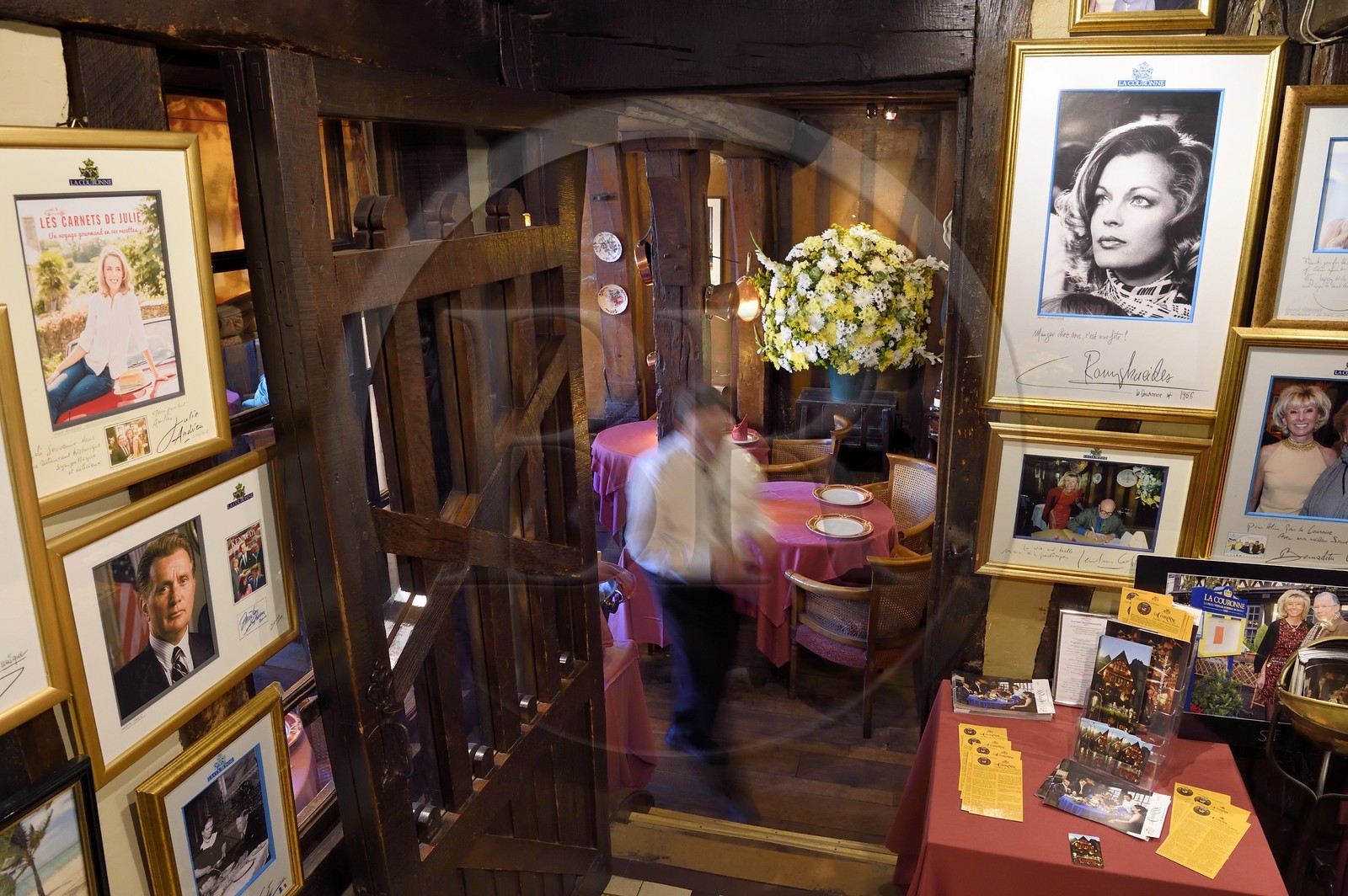 France, Seine-Maritime (76), Rouen, place du Vieux Marché, le restaurant La Couronne dans une maison à pans de bois de 1345 serait la plus vieille auberge de France, portrait de clients célèbres accrochés aux murs