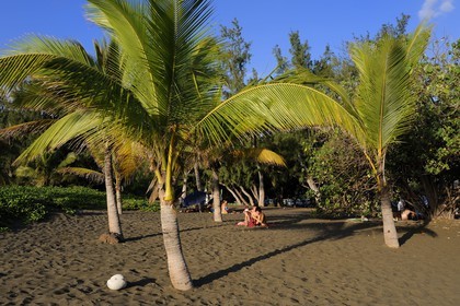 France, île de la Réunion, plage de sable noir de Saint-Leu