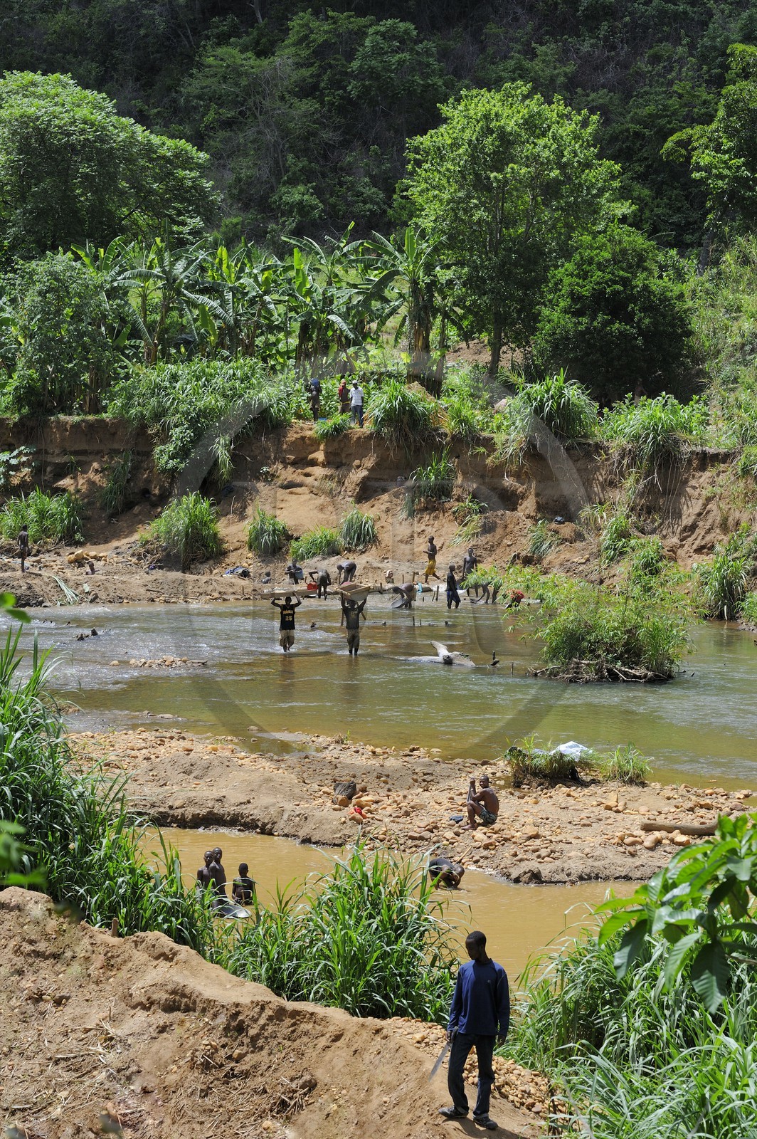 Tanzanie, région de Morogoro, les Monts Uluguru, prospecteurs d' Or sur la rivière Ruvu