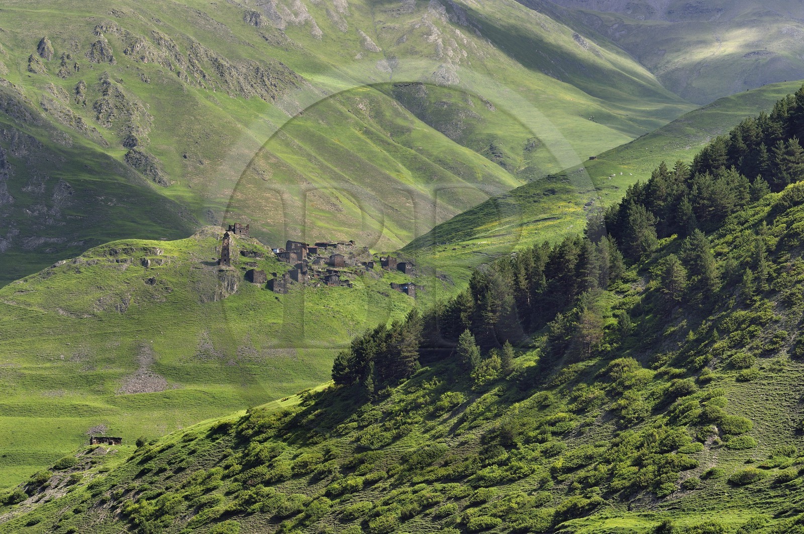 Géorgie, Kakheti, Parc national de Touchétie, vallée de la rivière Alazani dans les montagnes de Pirikiti, village perché de Kvavlo qui surplombe Dartlo