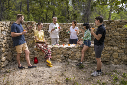 France, Var (83), Provence Verte, Bras, Académie du Bain de Forêt Provençale, forêt du domaine Le Peyrourier - une campagne en Provence, Constanze Coisne guide le Shinrin Yoku