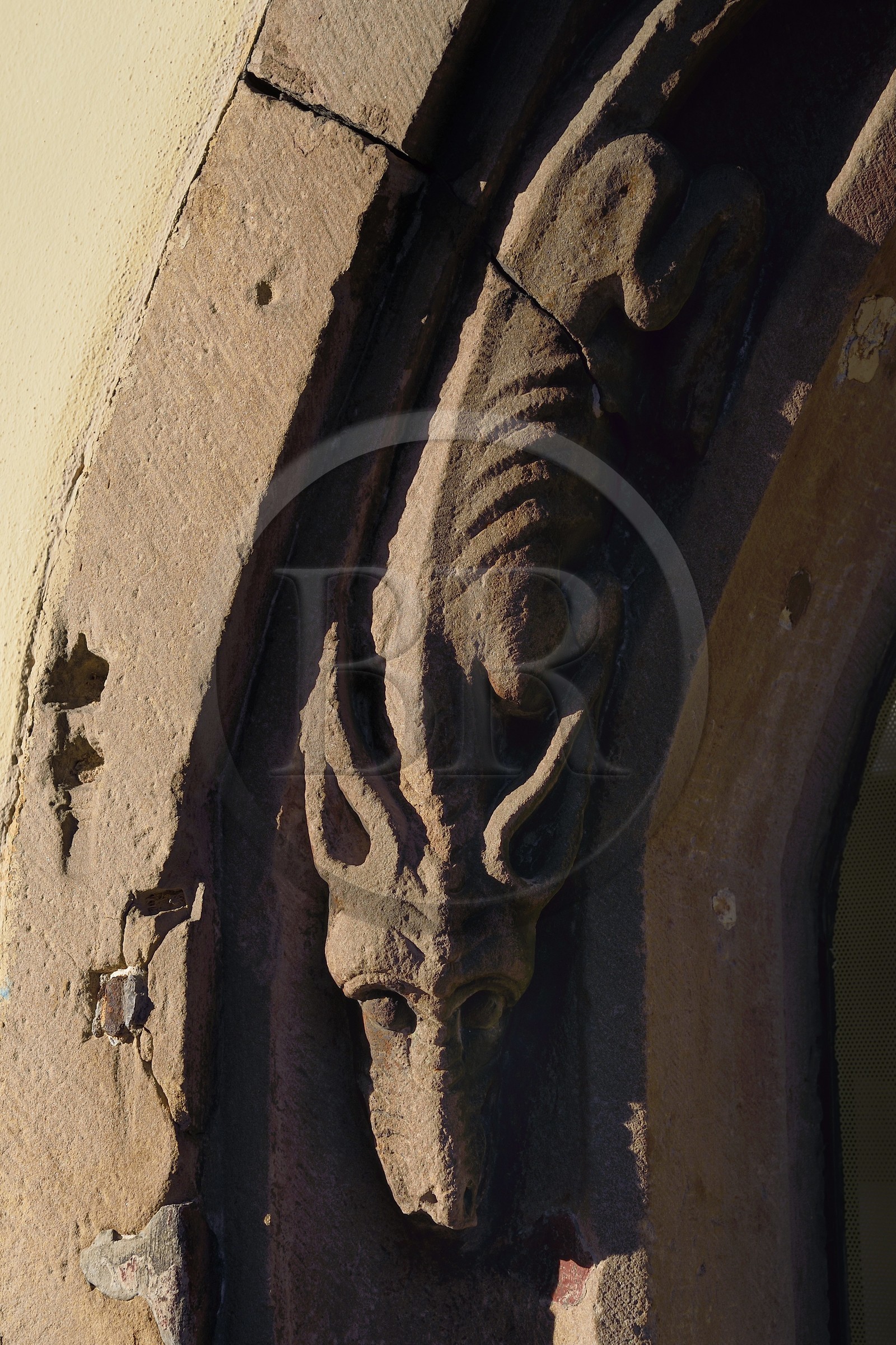 France, Bas-Rhin (67), Strasbourg, vieille ville classée au Patrimoine Mondial de l'UNESCO, ancienne pharmacie Au Cerf (XVème siècle) située à l’angle de la rue Mercière et de la place de la cathédrale, rez-de-chaussée vouté présentant des animaux réels ou fantastiques (ici un dragon)