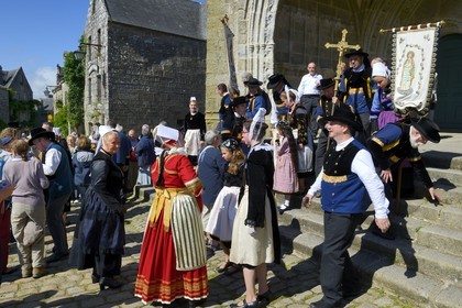 France, Finistère (29), Locronan, labellisé Les Plus Beaux Villages de France, sortie de église Saint-Ronan à la fin de la procession de la Troménie