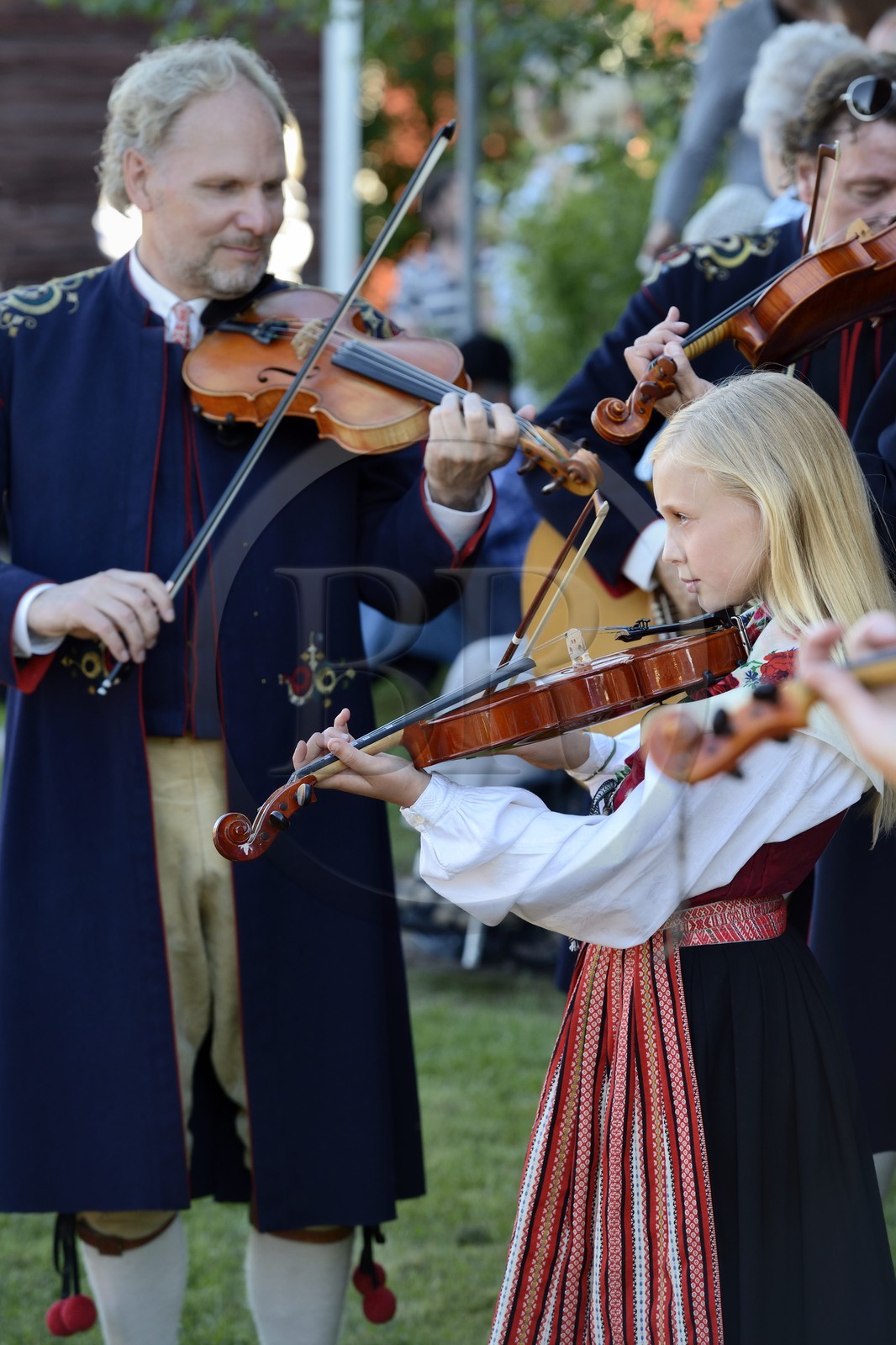 Suède, comté de Dalécarlie, région de Leksand, célébrations du solstice d'été dans le petit hameau de Hjulbäck, jeune fille en costume traditionnel jouant du violon