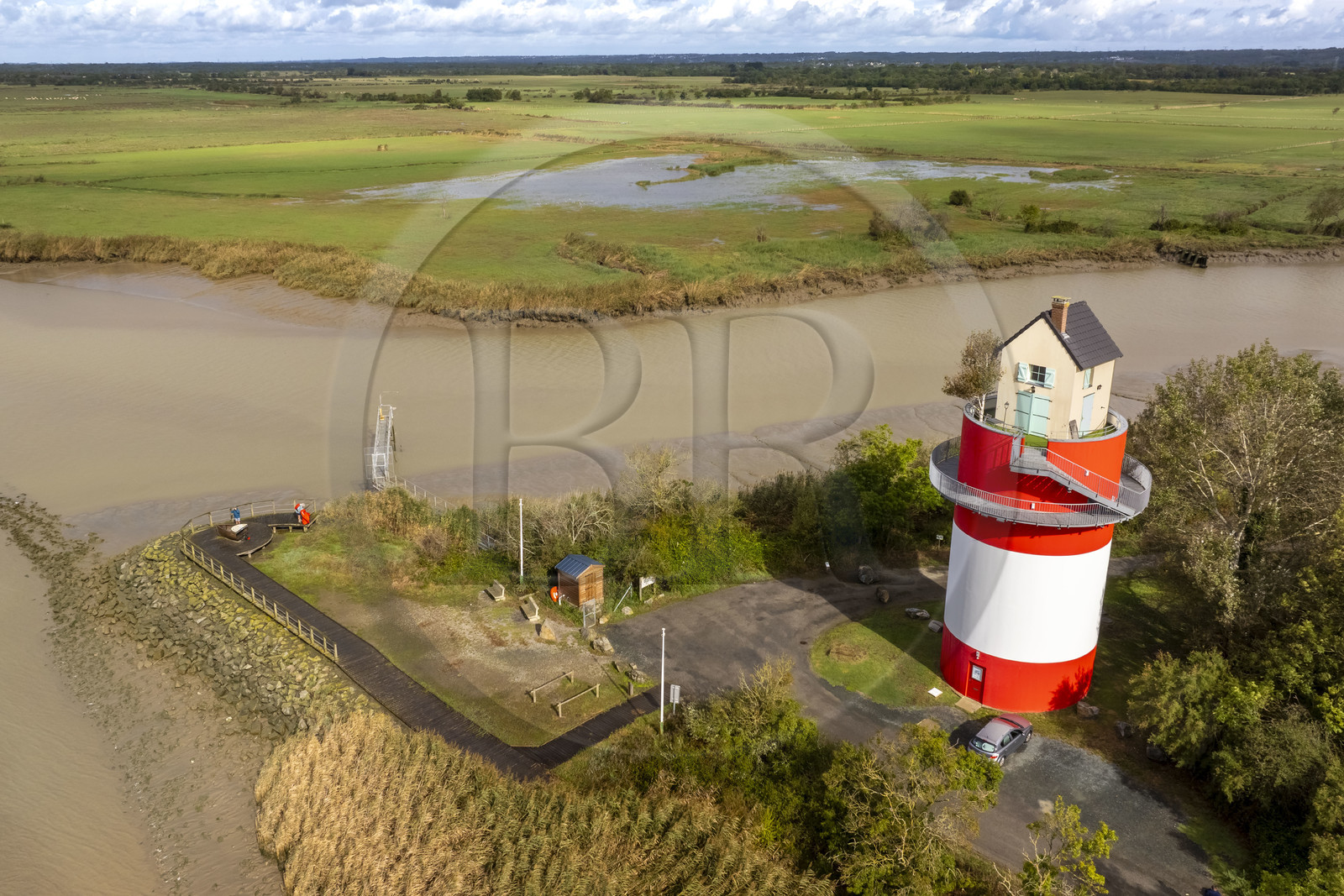 France, Loire-Atlantique (44), Cordemais, collection d'art contemporain à ciel ouvert Estuaire, la Villa Cheminée réalisé par l'artiste japonais Tatzu Nishi sur les rives de la Loire, oeuvre d'art mais aussi maison d'hôtes insolite (vue aérienne)