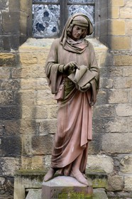 France, Haut-Rhin (68), Colmar, statue en grès du peintre et graveur Martin Schongauer par Auguste Bartholdi place Unterlinden