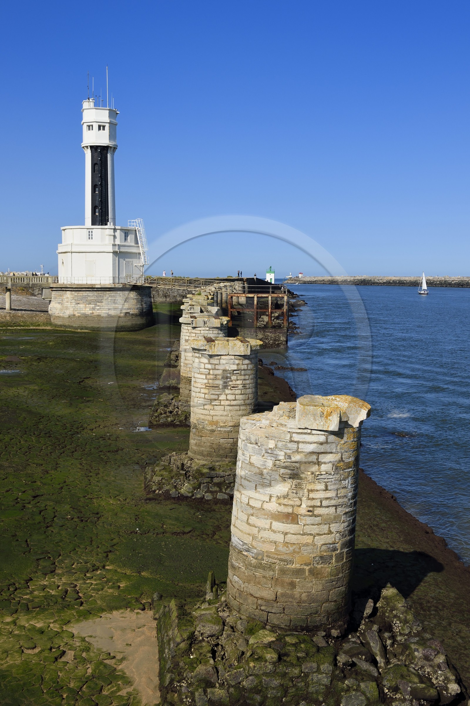 France, Pyrénées-Atlantiques (64), Pays-Basque, Anglet, embouchure de l'Adour qui est l'accès à la mer du port de Bayonne, le phare et la jetée