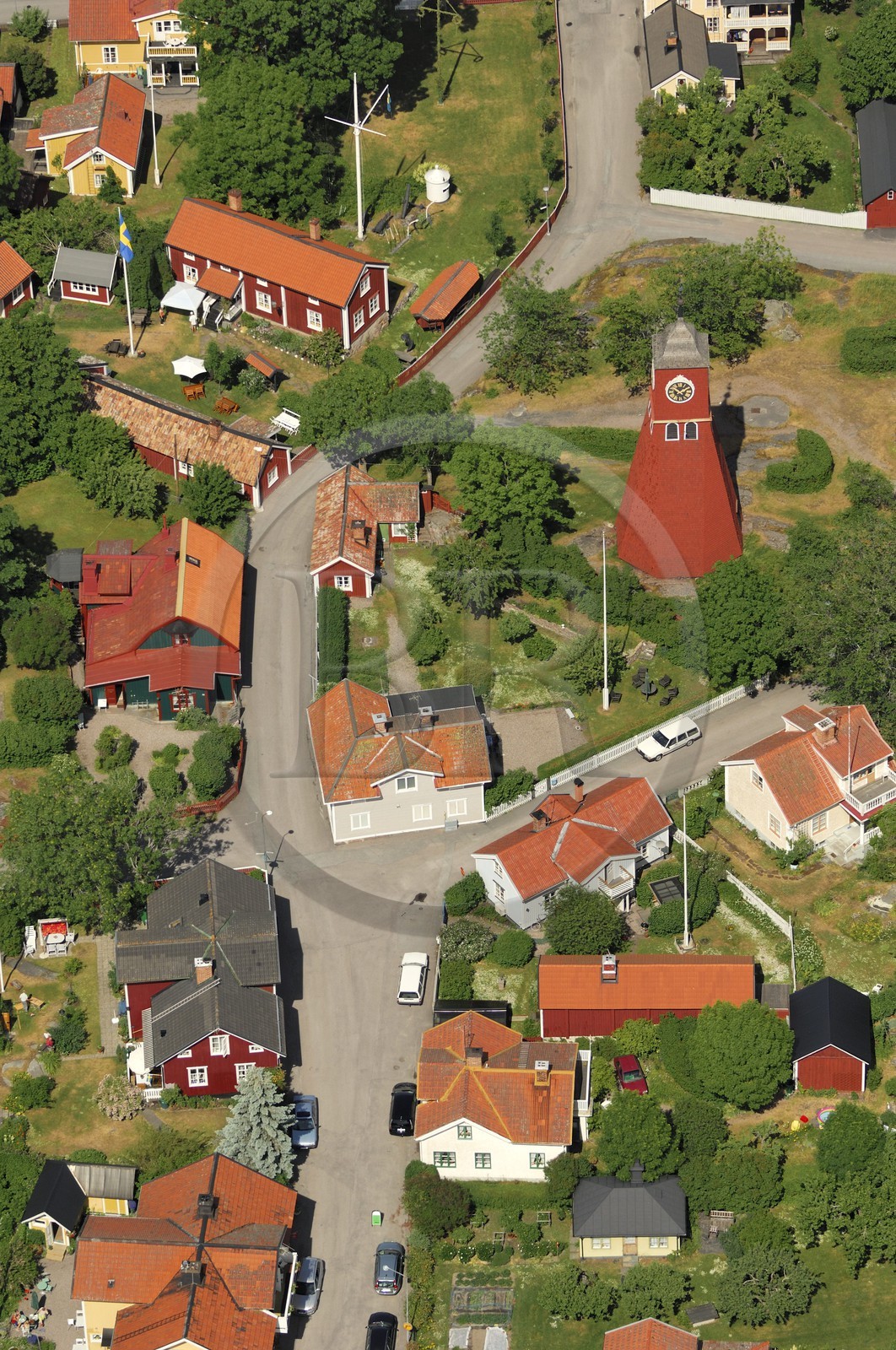 Suède, Uppsala Län, ville d'Öregrund, tour-clocher en bois du 18ème siècle (vue aérienne)