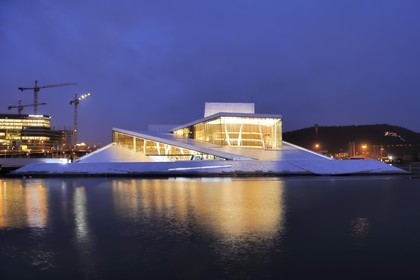 Norvège, Oslo, le nouvel opéra dessiné par les architectes de Snohetta, dans le quartier des docks de Bjorvika