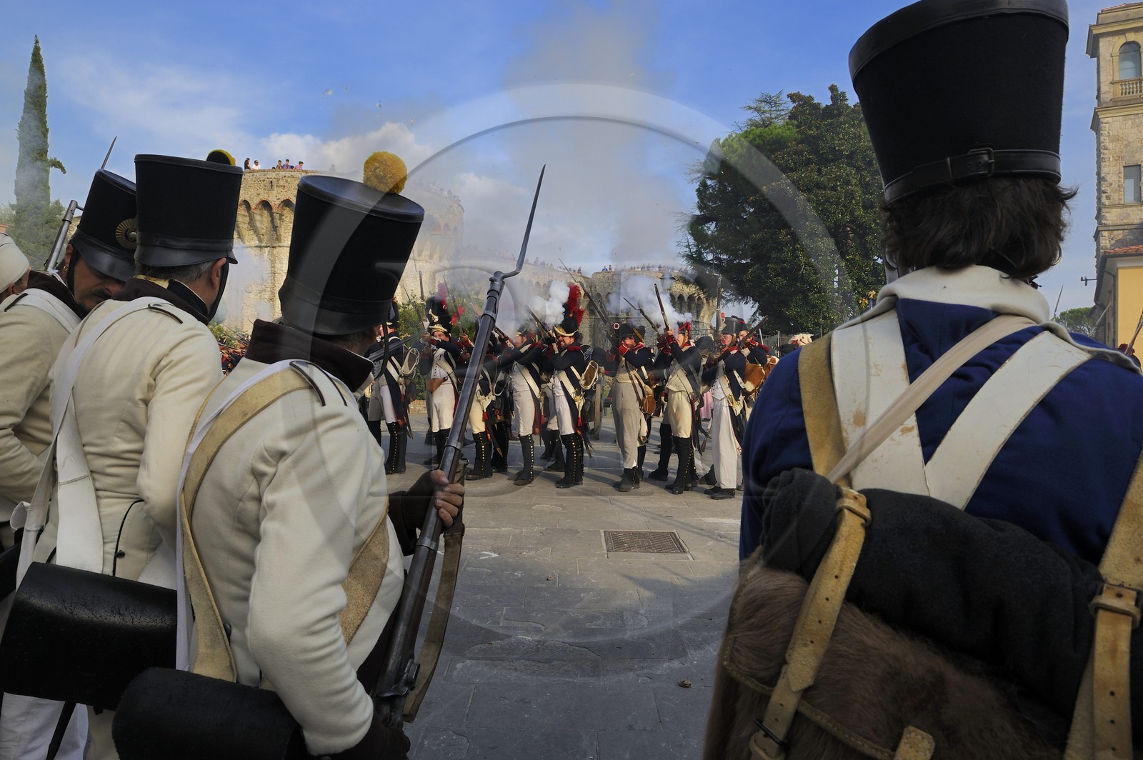 Italie, Ligurie, Sarzana, Napoleon Festival, combats de rue entre des soldat français de la Grande Armée et des soldats autrichiens aux abords de la Citadelle (forteresse Firmafede)