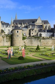 France, Morbihan (56), Golfe du Morbihan, Vannes, le jardin des remparts bordé par la rivière Sené, la Tour poudrière et la cathédrale Saint-Pierre en arrière-plan