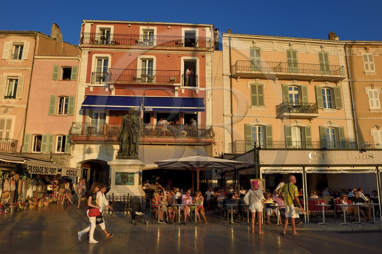 France, Var (83), Saint-Tropez, terrasse du café de Paris sur le quai Suffren