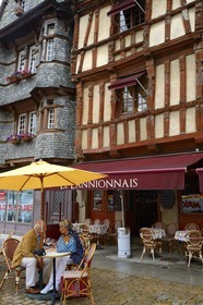 France, Côtes-d'Armor (22), Lannion, facades sur la place du Général Leclerc, terrasse du café le Lannionnais