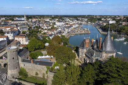 France, Loire-Atlantique (44), Pornic, le chateau de Pornic dominant le port (vue aérienne)