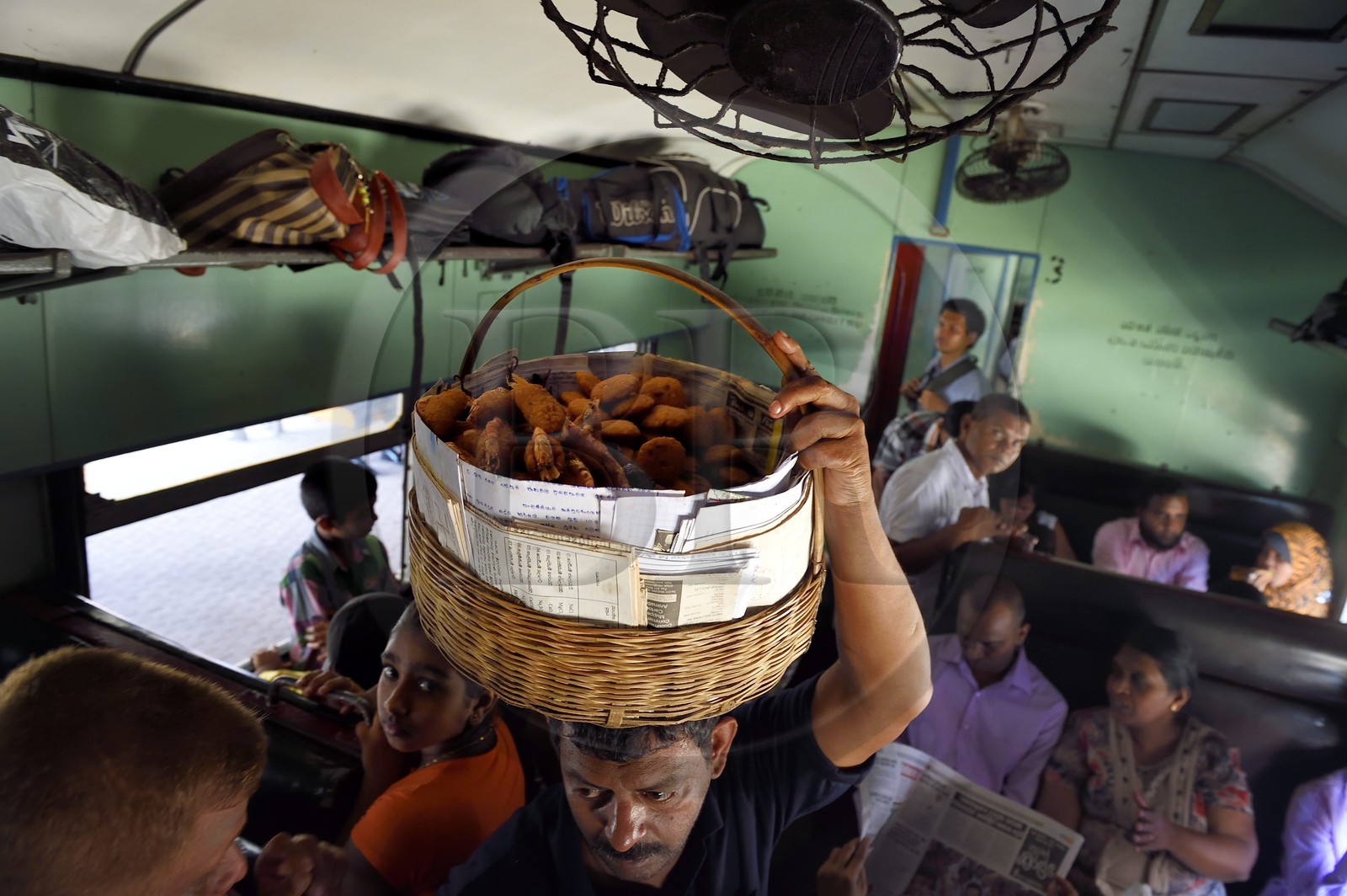 Sri Lanka, Colombo, gare du Fort, vendeur ambulant de beignets de crevettes et de wade