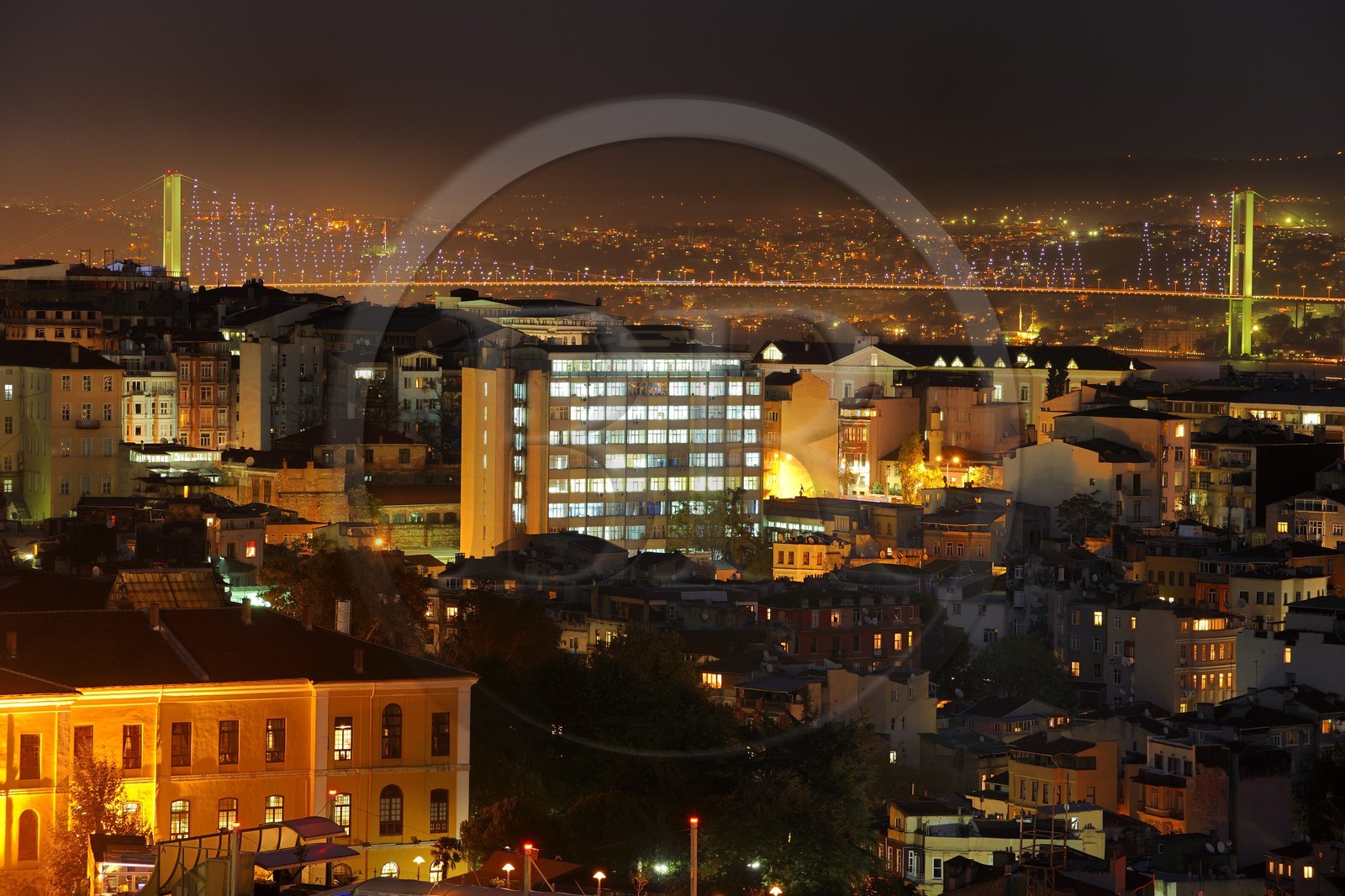 Turquie, Istanbul, quartier de Beyoglu et le pont du Bosphore