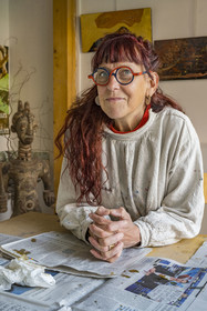 France, Hauts-de-Seine (92), Colombes, l'artiste et laqueur Isabelle Emmerique dans son atelier