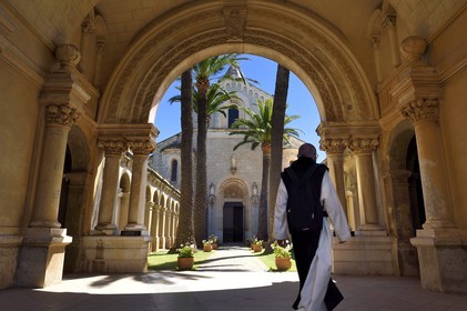 France, Alpes-Maritimes (06), Cannes, Iles de Lérins, Ile de Saint-Honorat, Abbaye de Lérins, l'église abbatiale et le monastère