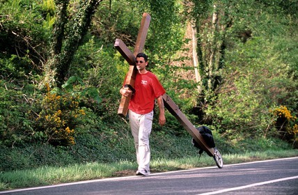 Royaume-Uni, Ecosse, région des Highlands, pénitent sur son chemin de croix traversant tout le pays