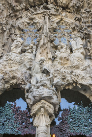 Espagne, Catalogne, Barcelone, quartier de l'Eixample, basilique de la Sagrada Familia de l'architecte du modernisme catalan Antoni Gaudi classée Patrimoine Mondial de l'UNESCO, façade de la Nativité, porte de la Charité, la mère de Dieu et saint Joseph avec Jésus venant de naitre