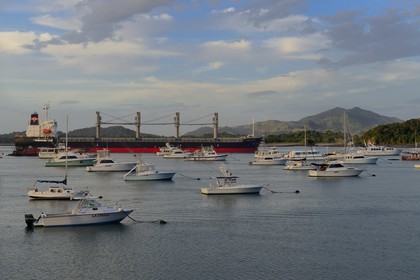Panama, Panama City, cargo Panamax dans le chenal d'accès au Canal de Panama coté Océan Pacifique