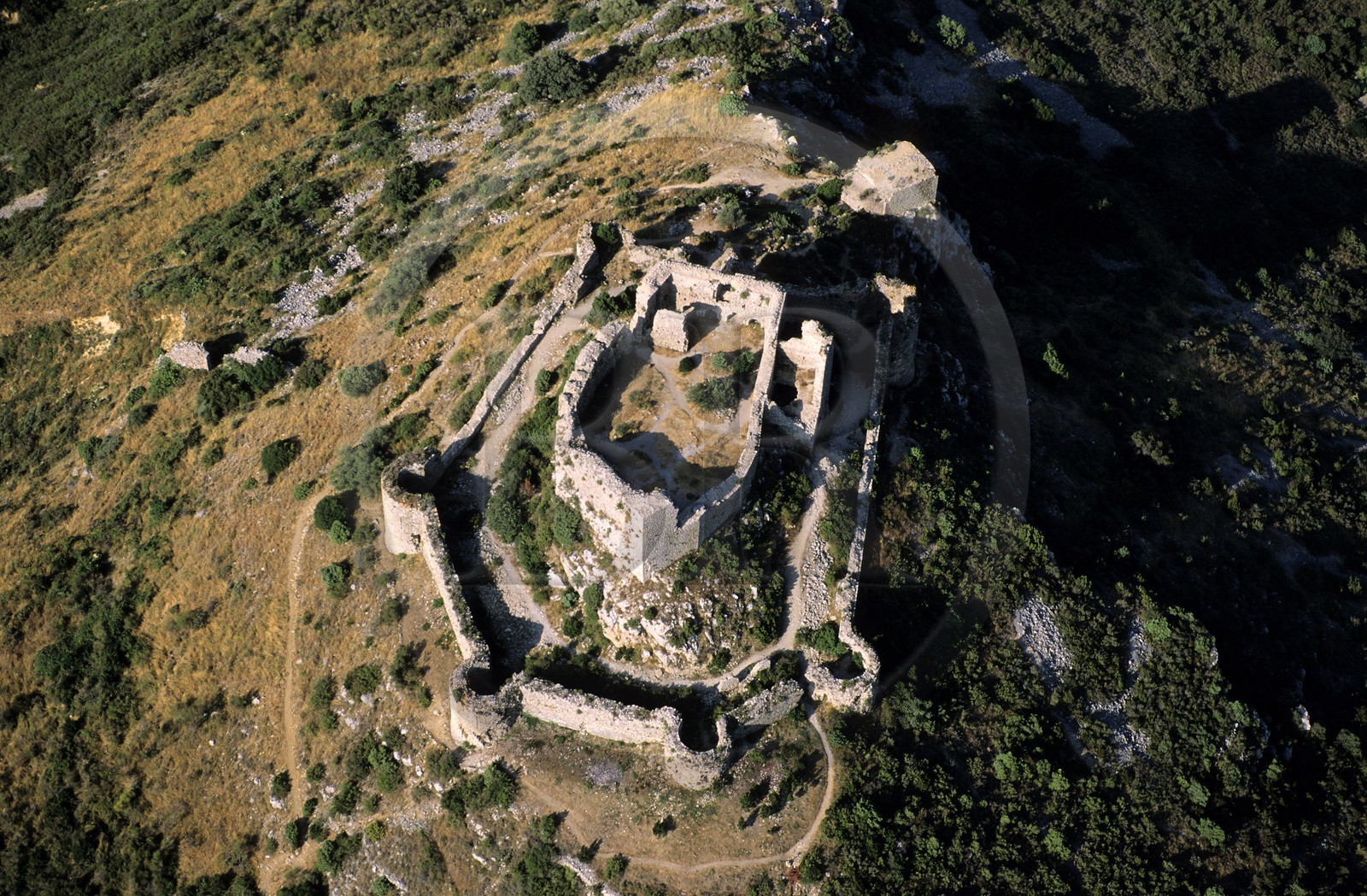 France, Aude (11), les ruines du château cathare d'Aguillar dominant les vignes de Tuchan dans les Corbières (vue aérienne)